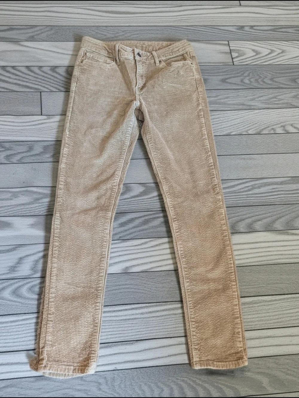 Levi's Women's skinny-fit fine-wale corduroy trousers. Size 28x30